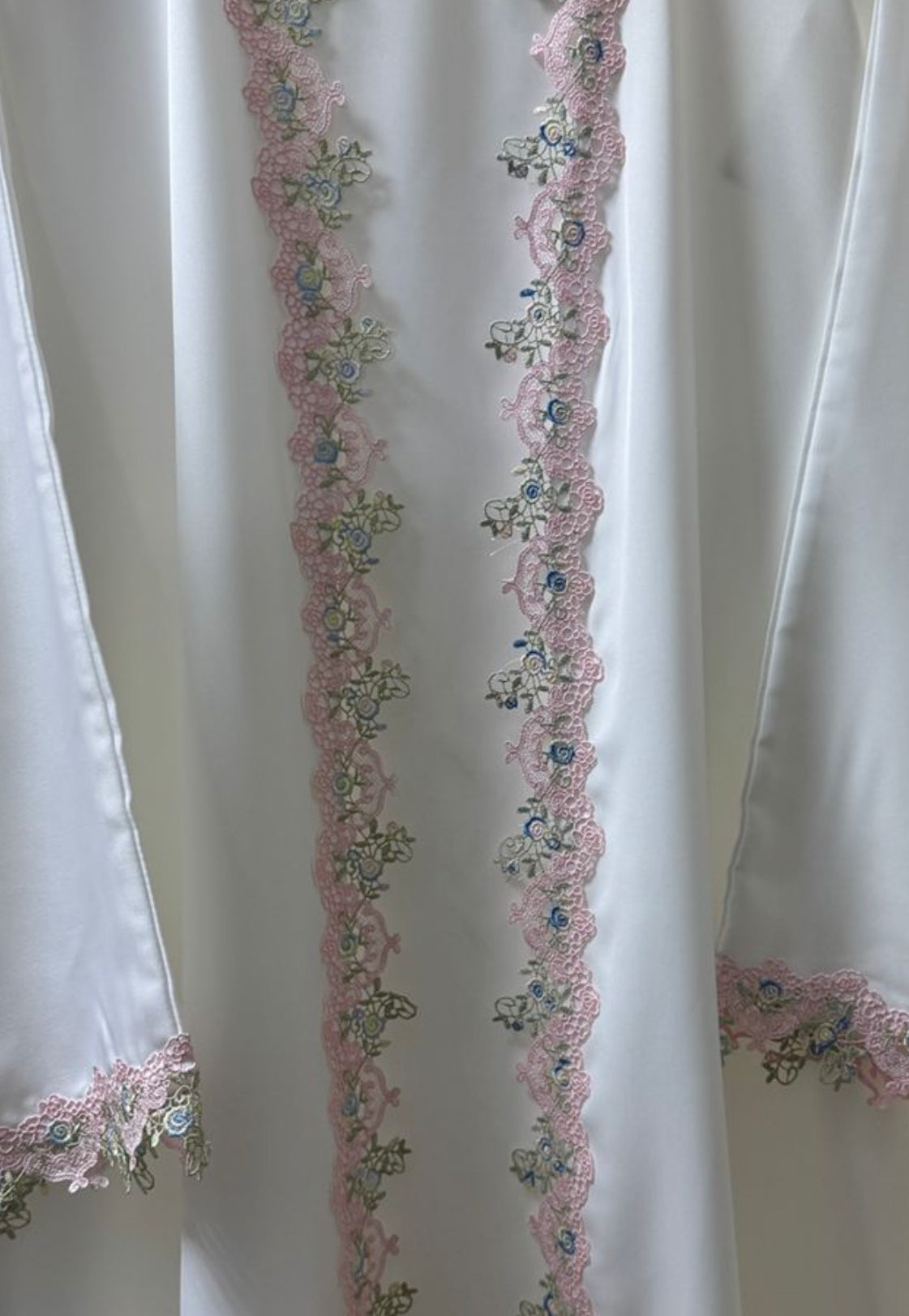 White fancy lace abaya